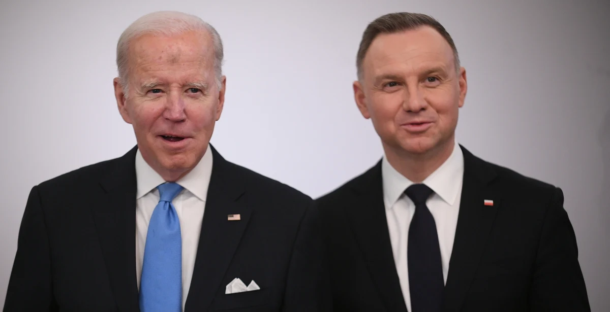 Prezydent USA Joe Biden przekazał mi sugestie co do sposobu działania w związku z tym, że jestem blisko, gdzie dzieją się ważne wydarzenia - powiedział prezydent Andrzej Duda, odnosząc się do swojej ostatniej rozmowy z Joe Bidenem przez jego wylotem z Warszawy. Stwierdził także, że wizyta amerykańskiego przywódcy to też dobry sygnał dla inwestorów chcących działać w Polsce. 