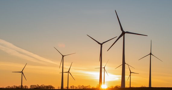 Senat zaproponował w środę zmniejszenie z 700 do 500 m minimalnej odległości turbin wiatrowych od zabudowań mieszkalnych w ustawie o inwestycjach w energetykę wiatrową i dopuścił dalsze jej zmniejszenie za zgodą mieszkańców i gminy.