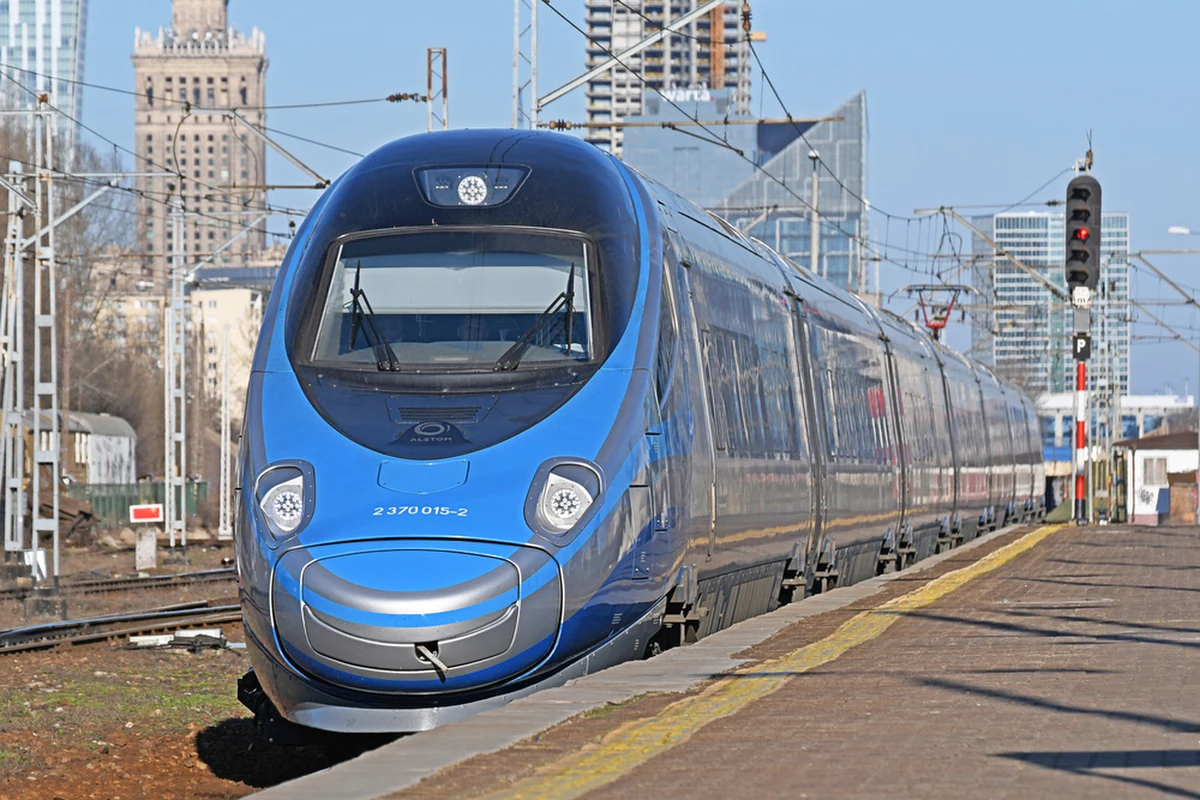 12 marca wejdą w życie zmiany w rozkładzie jazdy PKP Intercity, będą one obowiązywały do 10 czerwca - poinformowała spółka. Przewoźnik apeluje o dokładne sprawdzanie połączeń do i z Warszawy ze względu na modernizację Warszawskiego Węzła Kolejowego i wprowadzenie zastępczego rozkładu.