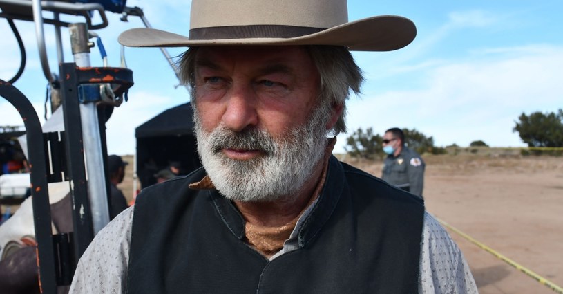 Twórcy filmu "Rust", na planie którego Alec Baldwin śmiertelnie postrzelił operatorkę Halynę Hutchins, zamierzają dokończyć zdjęcia do obrazu na terenie The Yellowstone Film Ranch w stanie Montana. Produkcja "Rust" ma zostać wznowiona na wiosnę.
