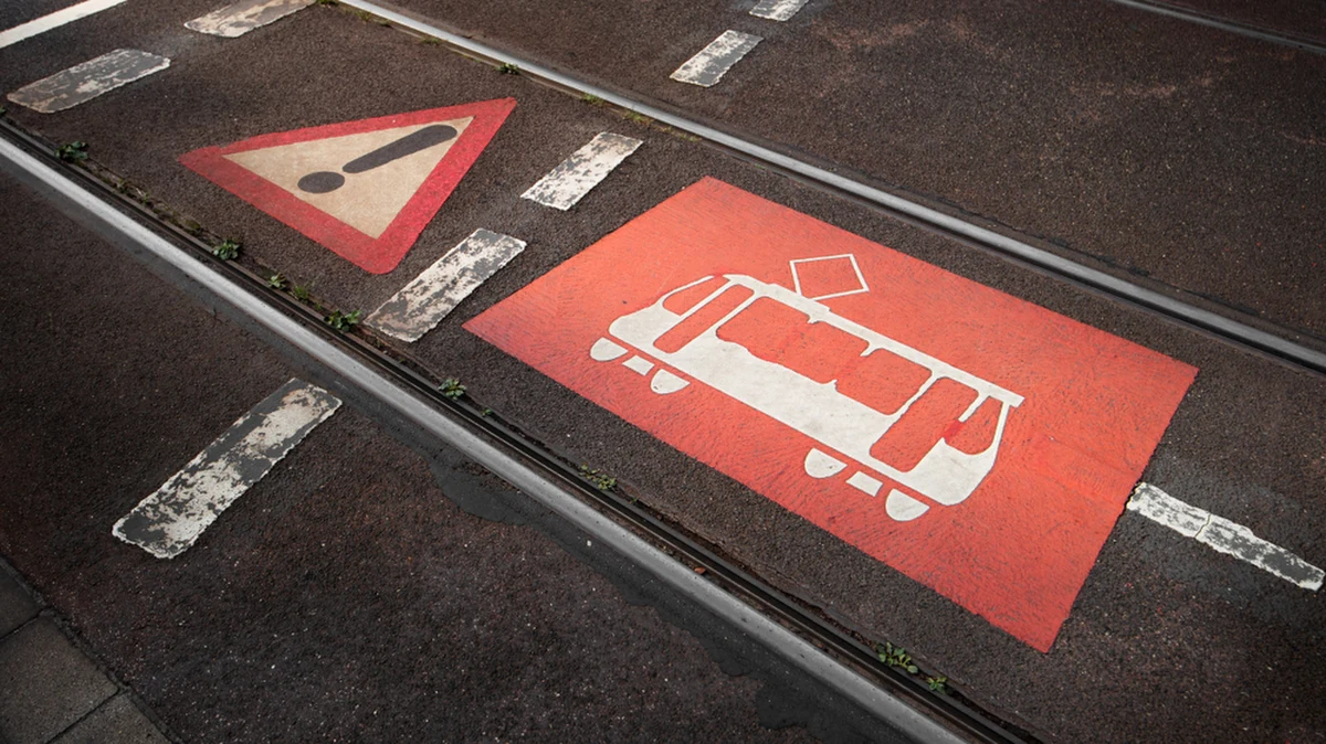 Wiele szczęścia miała 13-latka, która wpadła pod tramwaj w Gorzowie Wielkopolskim. Z bardzo groźnie wyglądającej sytuacji dziewczyna wyszła bez szwanku. Brak uwagi przy przechodzeniu przez tory tramwajowe nie zawsze kończy się na kilku otarciach.