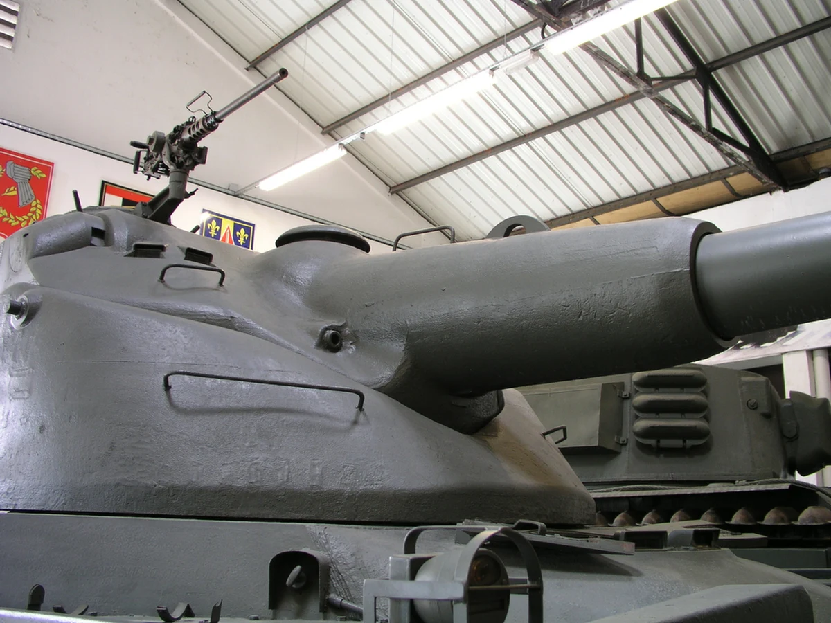 56-letni mężczyzna zginął w wypadku na terenie Muzeum Broni Pancernej w Poznaniu. 56-latek był pracownikiem placówki.