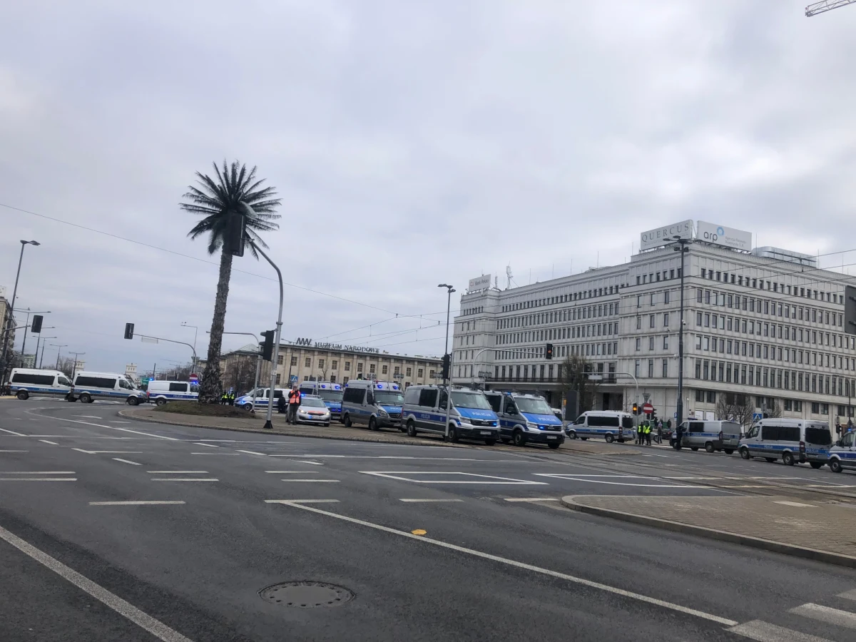 27 osób zostało zatrzymanych przez stołeczną policję w trakcie wizyty prezydenta Stanów Zjednoczonych Joe Bidena w Warszawie - poinformował rzecznik stołecznej policji nadkomisarz Sylwester Marczak. Jak dodał, żadne z zatrzymań nie miało związku z zagrożeniem bezpieczeństwa wizyty.