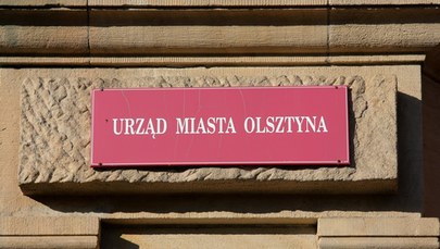 Urzędnicy pikietowali pod ratuszem w Olsztynie: "Dość nędzy"