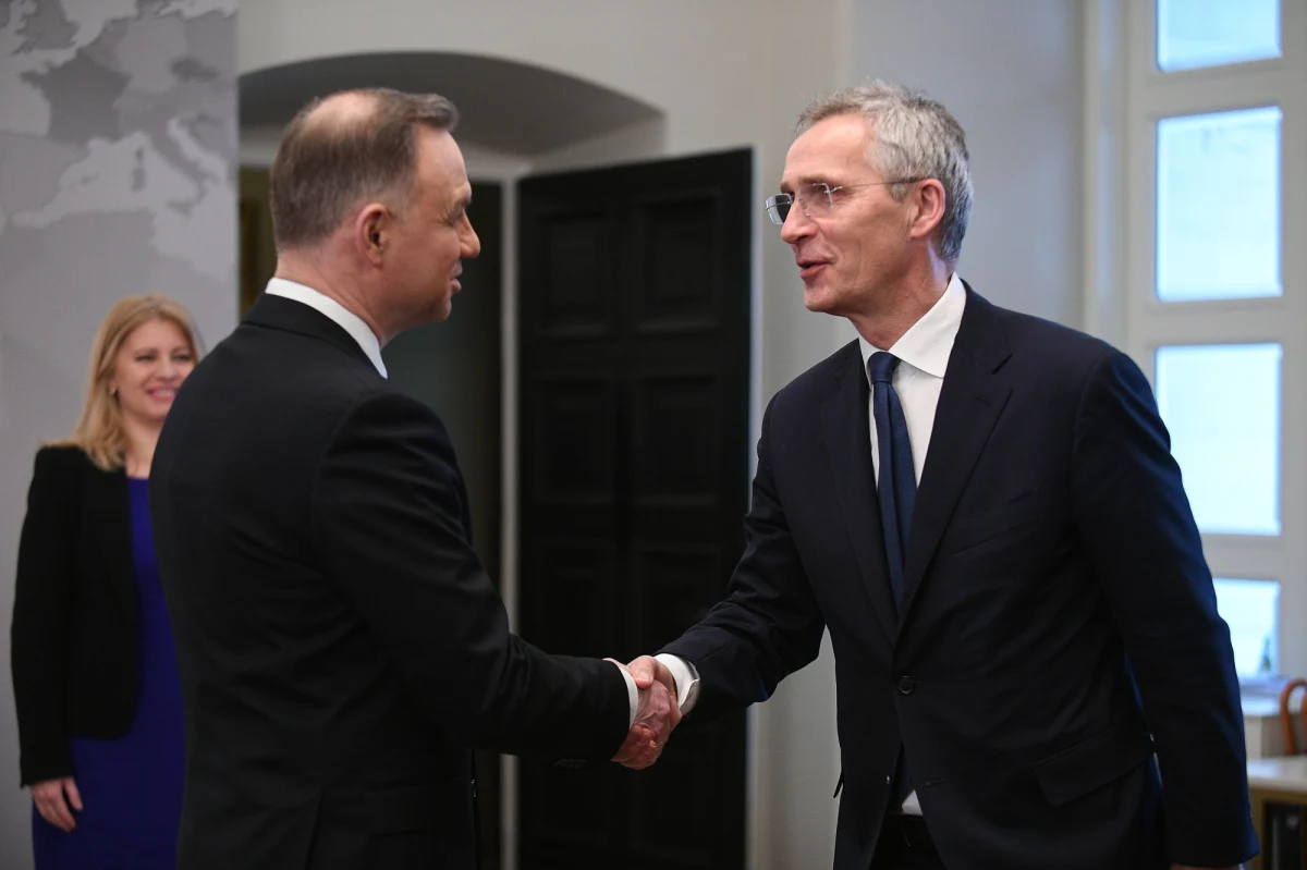 "Gwarancje NATO dla Polski są niezachwiane. To jest zdecydowane zobowiązanie wszystkich sojuszników, aby bronić i chronić każdej części terytorium sojuszników" - mówił w środę sekretarz generalny NATO Jens Stoltenberg.  "Atak na jednego z sojuszników zostanie uznany za atak na wszystkich i wówczas obecne będzie tam całe NATO" - podkreślił szef sojuszu.