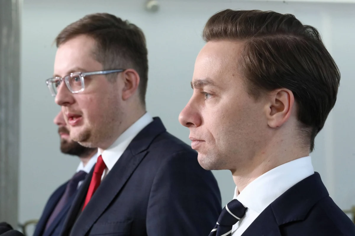 ​Decyzją Zarządu Stowarzyszenia Marsz Niepodległości m.in. Robert Winnicki i Krzysztof Bosak zostali wykluczeni ze Stowarzyszenia; Robert Bąkiewicz pozostaje na fotelu prezesa - podało SMN. Oświadczenie to pochodzi "od grupy, która straciła władzę w Stowarzyszeniu i nie chce uznać tego faktu" - podkreślił Winnicki.