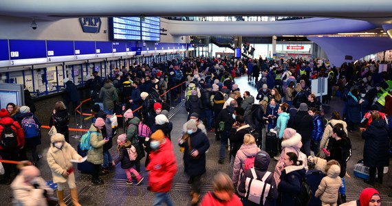 Około 1,3  mln uchodźców z Ukrainy mieszka obecnie na stałe w Polsce z zamiarem dłuższego pobytu - ustalił dziennikarz RMF FM Michał Dobrołowicz w Ministerstwie Spraw Wewnętrznych i Administracji. Ponad 1,5 miliona Ukraińców wystąpiło w Polsce o nadanie numeru PESEL. W przededniu 1. rocznicy agresji Rosji na Ukrainę sprawdzamy, co wiemy na temat osób, które uciekły do naszego kraju przed wojną i gdzie można spotkać ich najczęściej.