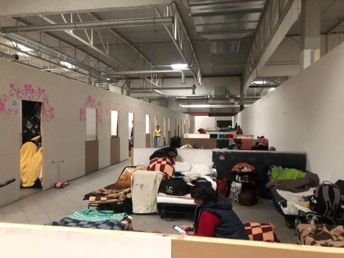 Kobiety, dzieci i seniorzy mieszkają najczęściej w halach targowych w Nadarzynie, w największym w Polsce centrum noclegowym dla ukraińskich uchodźców. Ten punkt działa niemal od roku. Wiosną 2022 mieszkało tam momentami nawet 9 tysięcy obywateli Ukrainy. Obecnie jest ich dziesięć razy mniej.