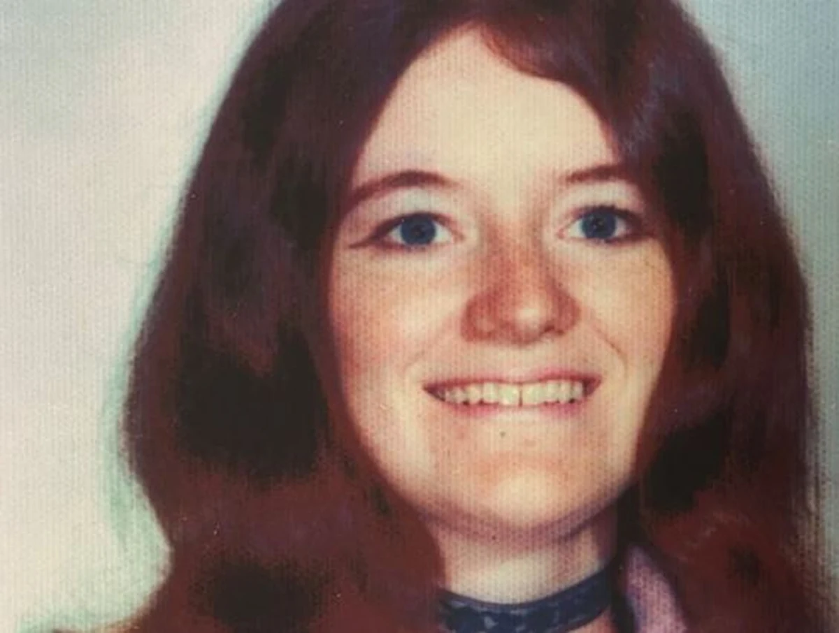 Nauczycielka Rita Curran została uduszona w swoim mieszkaniu. Przez ponad 50 lat nie było wiadomo, kim był jej oprawca. Jego nazwisko ustalono teraz dzięki niedopałkowi papierosa i badaniom DNA. Okazał się nim sąsiad, który po zabójstwie kobiety wyjechał do Tajlandii i został buddyjskim mnichem – informuje CNN.