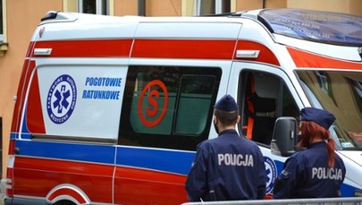 Uderzał pięściami, kopał i rozpylił gaz - atak na ratowników medycznych w Krakowie 