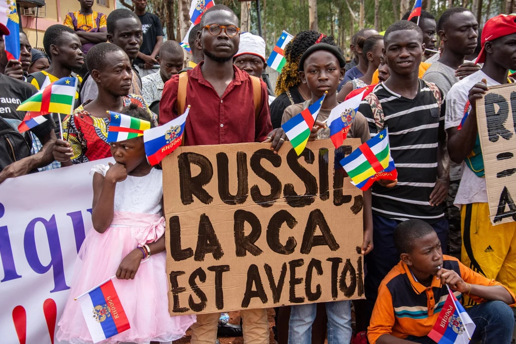 Demonstracja poparcia dla Rosji w stolicy Republiki Środkowoafrykańskiej - Bangi. Luty 2022 r. 