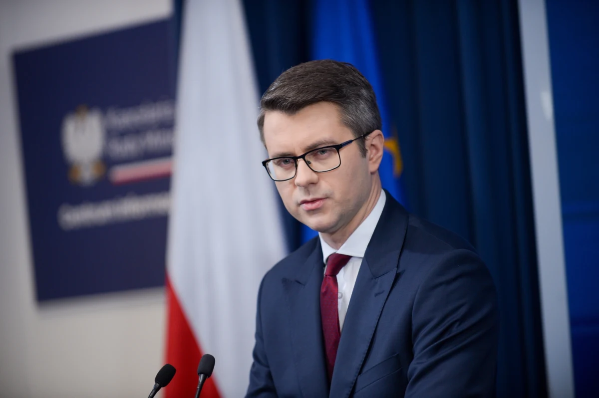 Ta umowa wytycza kolejne kierunki realizacji ważnego projektu, który będzie kolejnym elementem dywersyfikacji źródeł energii w Polsce - stwierdził rzecznik rządu Piotr Müller. Odniósł się do umowy na prace przedprojektowe ws. elektrowni jądrowej.