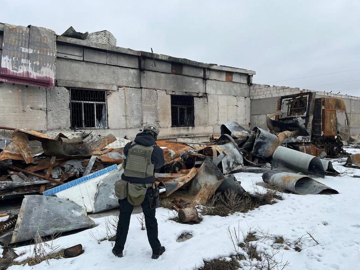 Prezydent Andrzej Duda powitał policjantów, uczestniczących w misji humanitarnej w Ukrainie. Podczas spotkania wręczył im odznaczenia państwowe. O powrocie do Polski 98-osobowego kontyngentu informował wcześniej na Twitterze szef Biura Bezpieczeństwa Narodowego Jacek Siewiera.