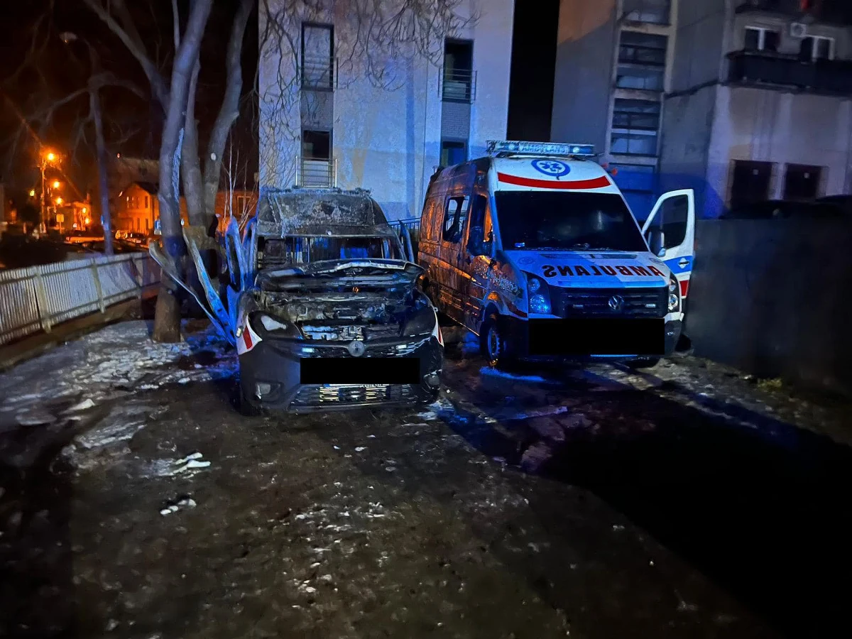 W Grójcu ( Mazowsze) spaliły się dwie karetki pogotowia. Według strażaków przypuszczalną przyczyną zdarzenia było podpalenie. Straty oszacowano na 250 tys. zł - poinformowała straż pożarna w Grójcu.