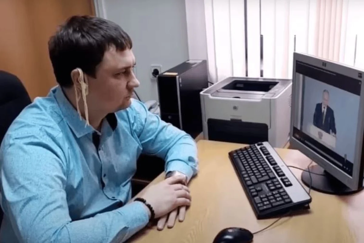 Deputowany regionalnej Dumy w Samarze słuchał orędzia Putina, mając makaron na uszach. Coś, co niektórym może wydawać się komiczne, dla Rosjan jest jasny sygnałem, że Mikhail Abdalkin nie wierzy w ani jedno słowo przywódcy Rosji.