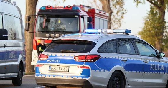 Policja ewakuowała 60 mieszkańców 10-piętrowego bloku przy ulicy Okulickiego w Elblągu. W jednym z mieszkań znaleziono niebezpieczne substancje.
