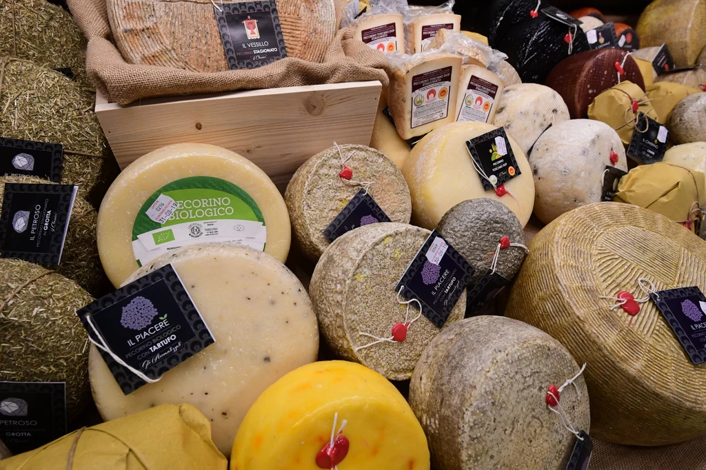 Słynny włoski ser pecorino, z którego produkcji słynie Sardynia