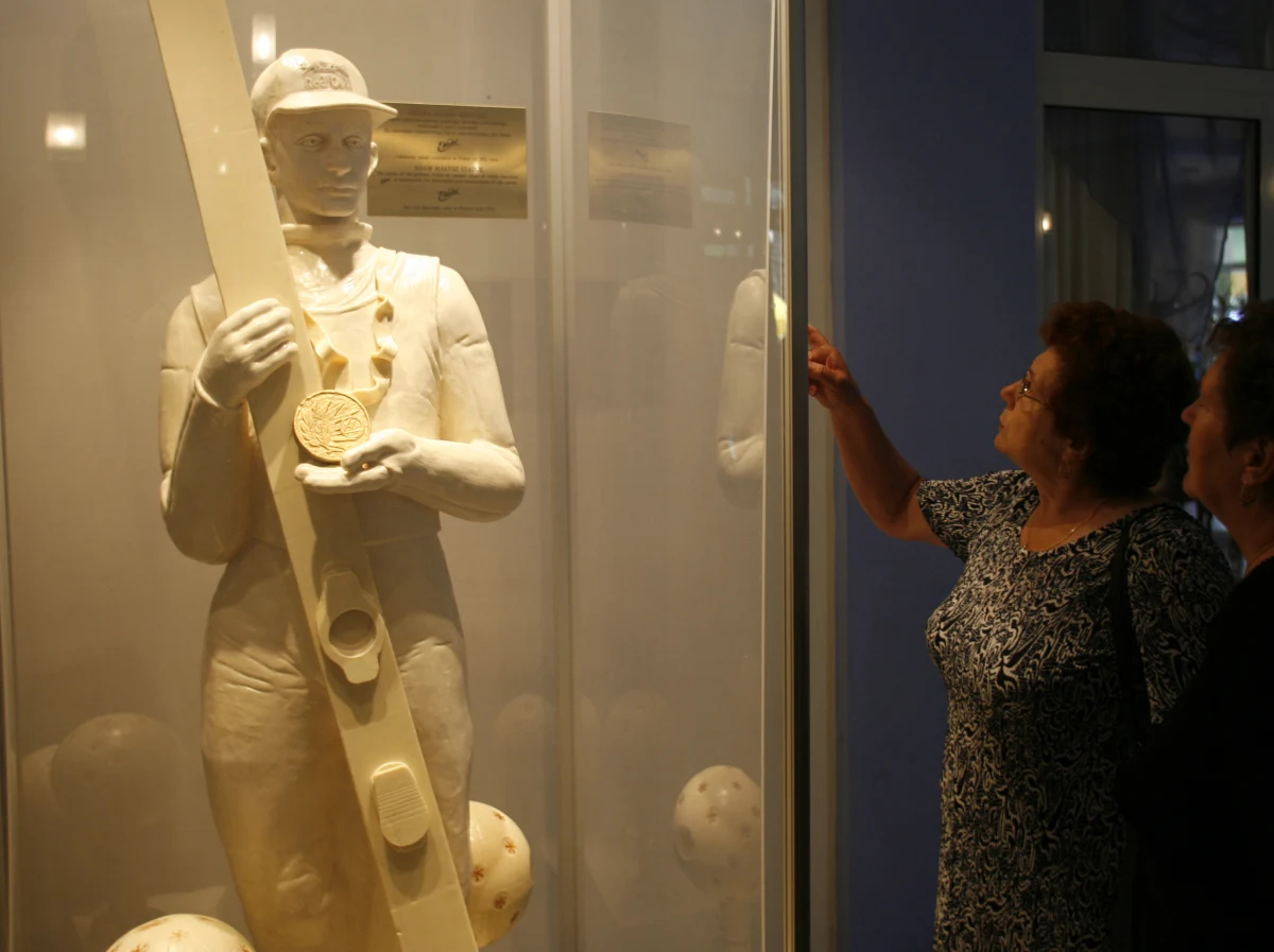 Nowa, czekoladowa figura Adama Małysza stanie wkrótce w holu Domu Zdrojowego w Wiśle. Zastąpi rzeźbę mistrza skoków, którą z białej czekolady cukiernicy wykonali 22 lata temu. Tę starą figurę nadgryzł już ząb czasu. 