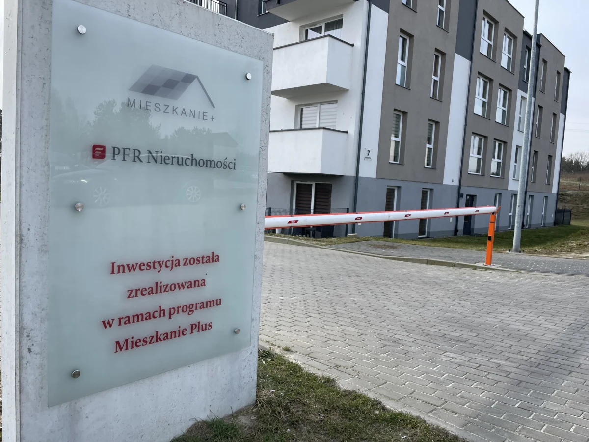 ​Mieszkańcy jedynego w Trójmieście osiedla zbudowanego w ramach rządowego programu "Mieszkanie plus" twierdzą, że zostali oszukani. Właśnie otrzymali propozycje obiecanych im wcześniej umów z tzw. opcją dojścia do własności mieszkania. Zaproponowane stawki są o wiele wyższe od tych, które obiecywano im, gdy przystępowali do programu.

