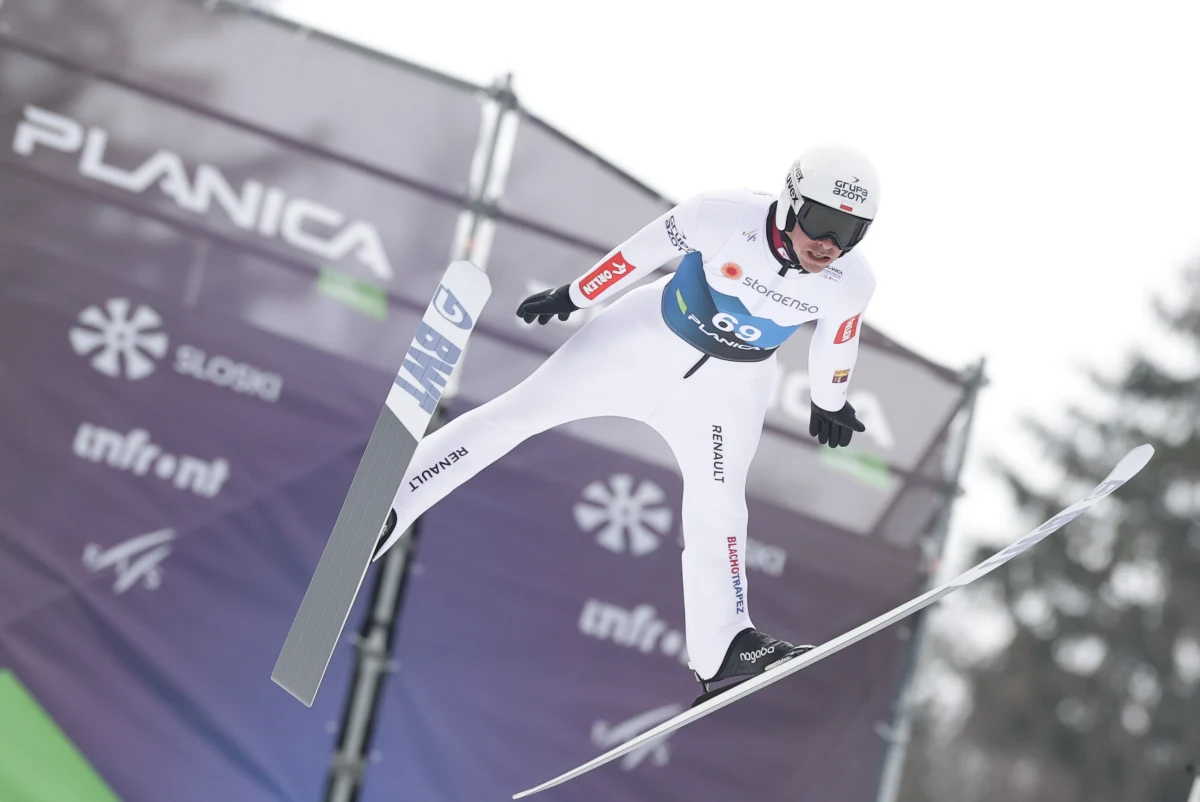 Anze Lanisek, Timi Zajc i Halvor Egner Granerud wygrali czwartkowe serie treningowe na normalnej skoczni (HS102) na mistrzostwach świata w Planicy. We wszystkich rundach w czołówce był najlepszy z Polaków - Piotr Żyła. W dzisiejszym treningu nie wziął udział Dawid Kubacki, który zmaga się z bólem pleców.