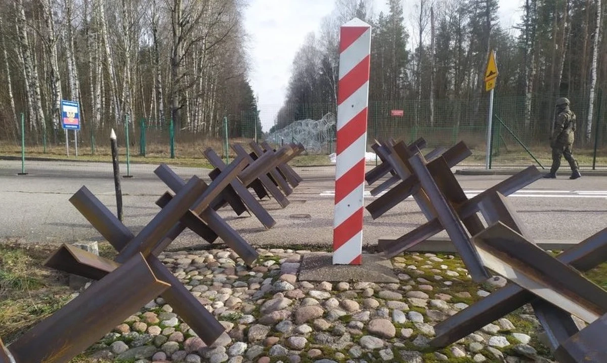 Rozpoczęliśmy prewencyjną rozbudowę zabezpieczeń na granicy z Rosją i Białorusią. To element naszej strategii obrony i odstraszania - napisał wicepremier, szef MON Mariusz Błaszczak. Jak przekazał, pierwsze umocnienia są rozmieszczone na granicy z rosyjskim obwodem kaliningradzkim. 