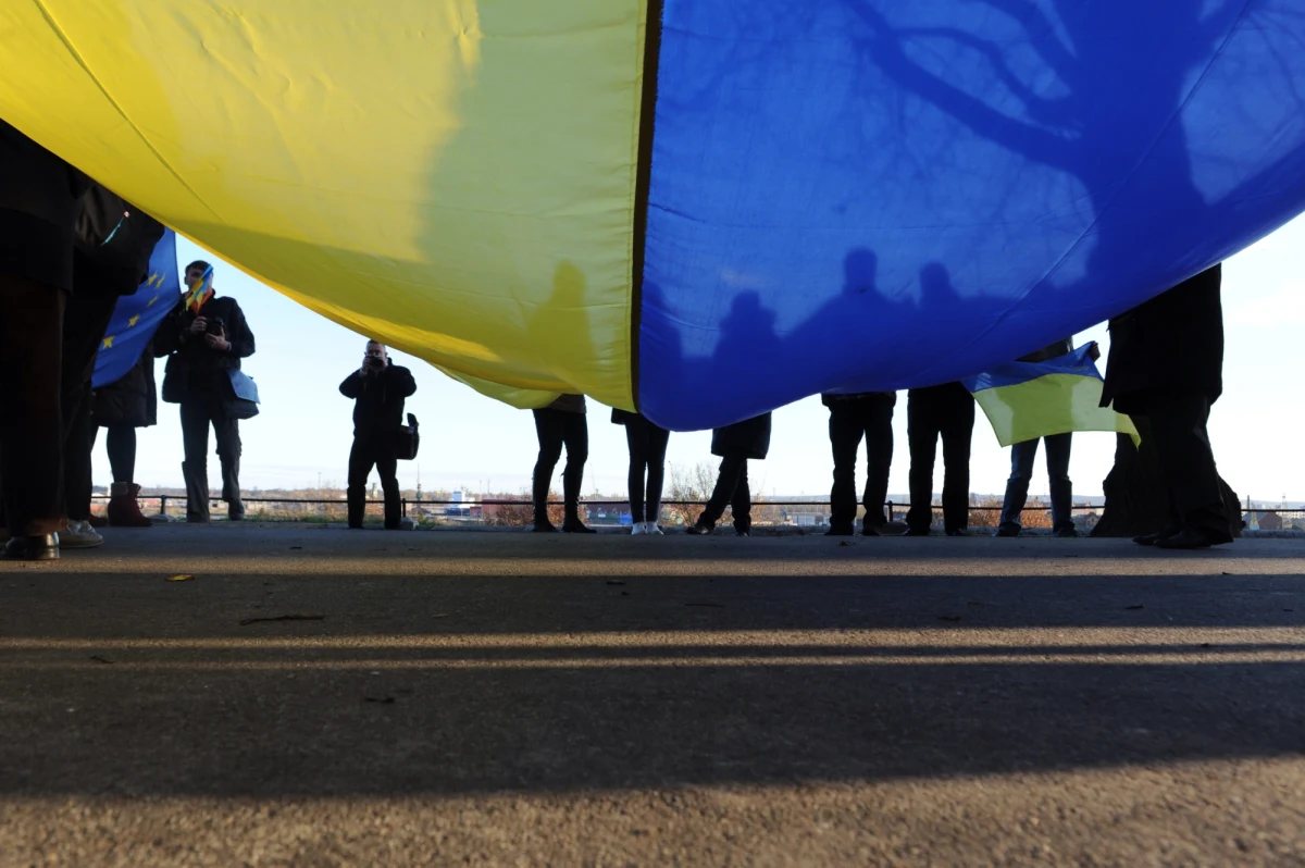 W rocznicę rozpoczęcia rosyjskiej inwazji na Ukrainę szczecińskie stowarzyszenie Mi-Gracja organizuje przemarsz ulicami miasta z niebiesko- żółtymi flagami. "Przeżyjmy ten dzień razem" - zachęcają organizatorzy.

