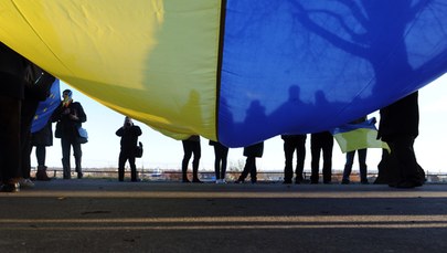 ​W pierwszą rocznicę wojny w Szczecinie przemarsz z flagami