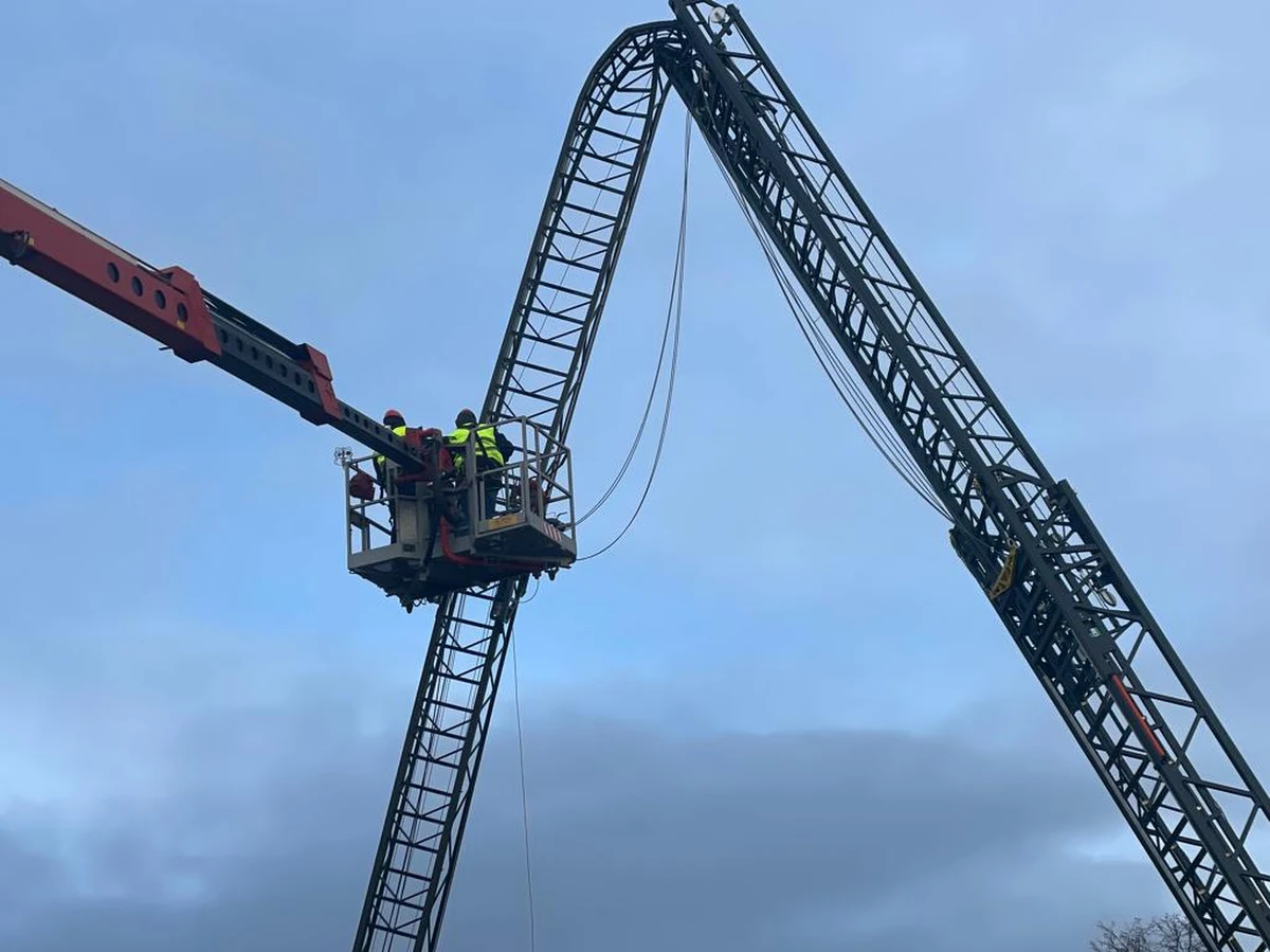 Komendant główny Państwowej Straży Pożarnej gen. brygadier Andrzej Bartkowiak podtrzymał zakaz używania wozów bojowych z 40-metrowymi drabinami firmy Rosenbauer. Szef PSP zareagował w ten sposób na komunikat producenta wydany po niedawnym wypadku w Inowrocławiu, kiedy drabina złamała się podczas ćwiczeń. Zdaniem firmy Rosenbauer "zespół drabiny oraz pojazd działały poprawnie".