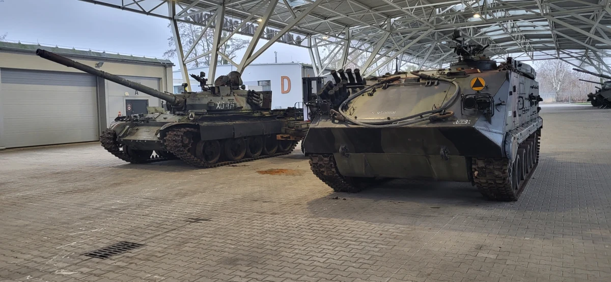 Poznańska prokuratura wojskowa zajmuje się sprawą śmierci 56-latka, który został przygnieciony przez jeden z eksponatów w Muzeum Broni Pancernej w Poznaniu. 