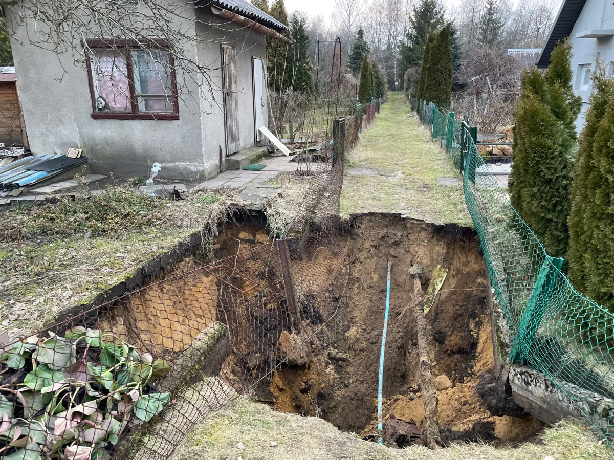 W małopolskiej Trzebini pojawiło się drugie już dzisiaj zapadlisko. Tym razem ziemia zapadła się na trenie ogródków działkowych przy ulicy Jana Pawła II.
