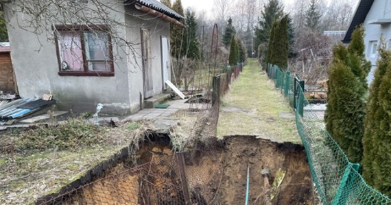W małopolskiej Trzebini pojawiło się drugie już dzisiaj zapadlisko. Tym razem ziemia zapadła się na trenie ogródków działkowych przy ulicy Jana Pawła II.