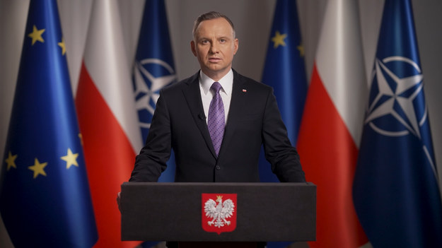 W przeddzień rocznicy rosyjskiej napaści na Ukrainę prezydent Andrzej Duda wygłosił orędzie do narodu. Mówił między innymi, że "nie ma wolności bez solidarności", a przemówienie zamknął słowami "Niech żyje wolna Ukraina. Niech żyje Polska".