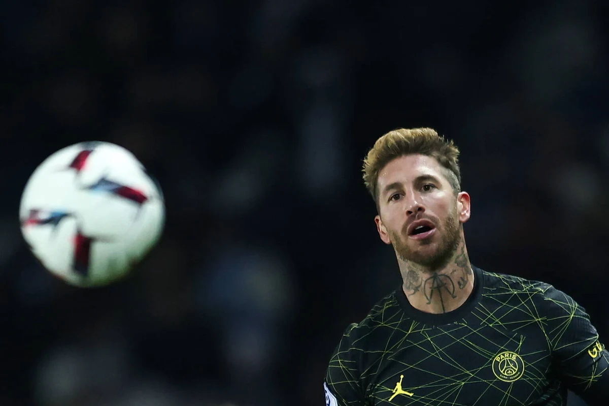 Rekordzista pod względem liczby występów w reprezentacji Hiszpanii Sergio Ramos ogłosił, że więcej nie wystąpi w drużynie narodowej. "Będę dalej wspierał swój kraj z domu z emocjami piłkarza, który dostąpił zaszczytu reprezentowania go 180 razy" - napisał na Twitterze.