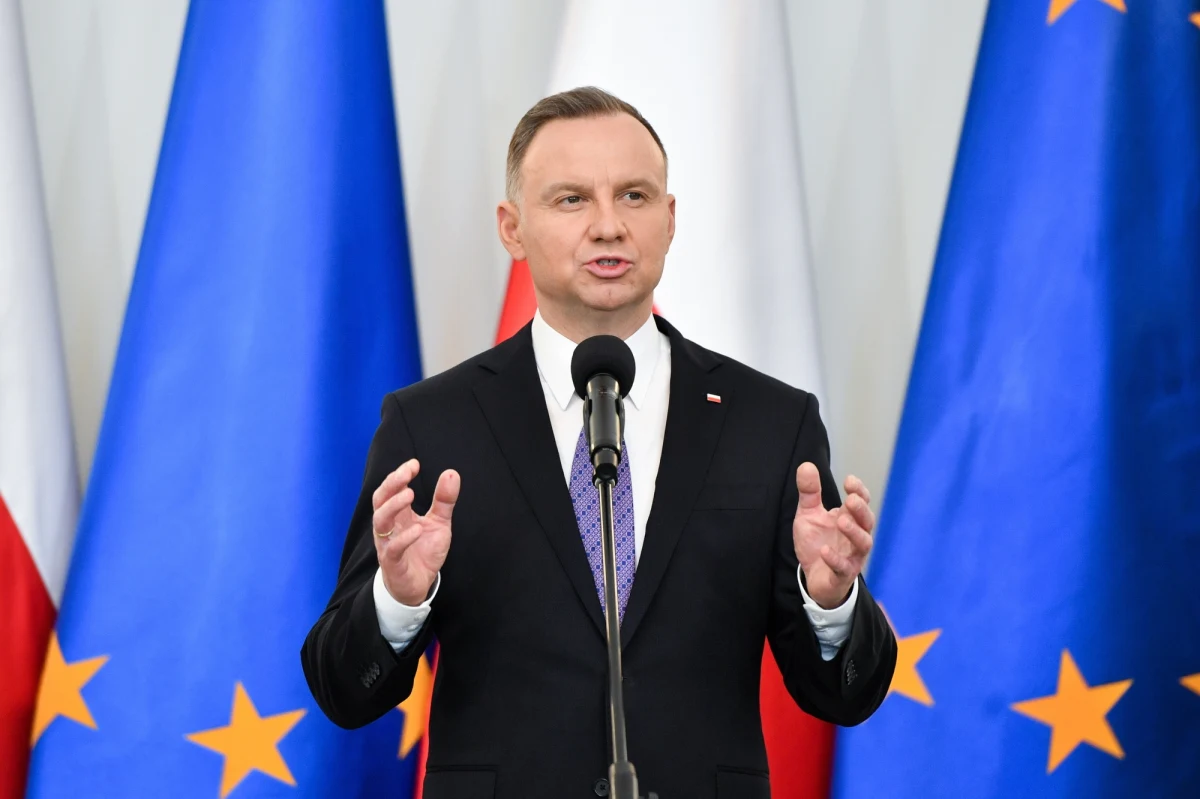 W przededniu rocznicy agresji Rosji na Ukrainę ze specjalnym orędziem wystąpił w środę wieczorem prezydent Andrzej Duda. "Polacy, jak mało który naród rozumieją tragedię Ukrainy, wiemy czym jest wojna, ale nasza historia jest świadectwem, że nawet zbrodnie i prześladowania nie złamią prawdziwego ducha wolności" - powiedział prezydent. 