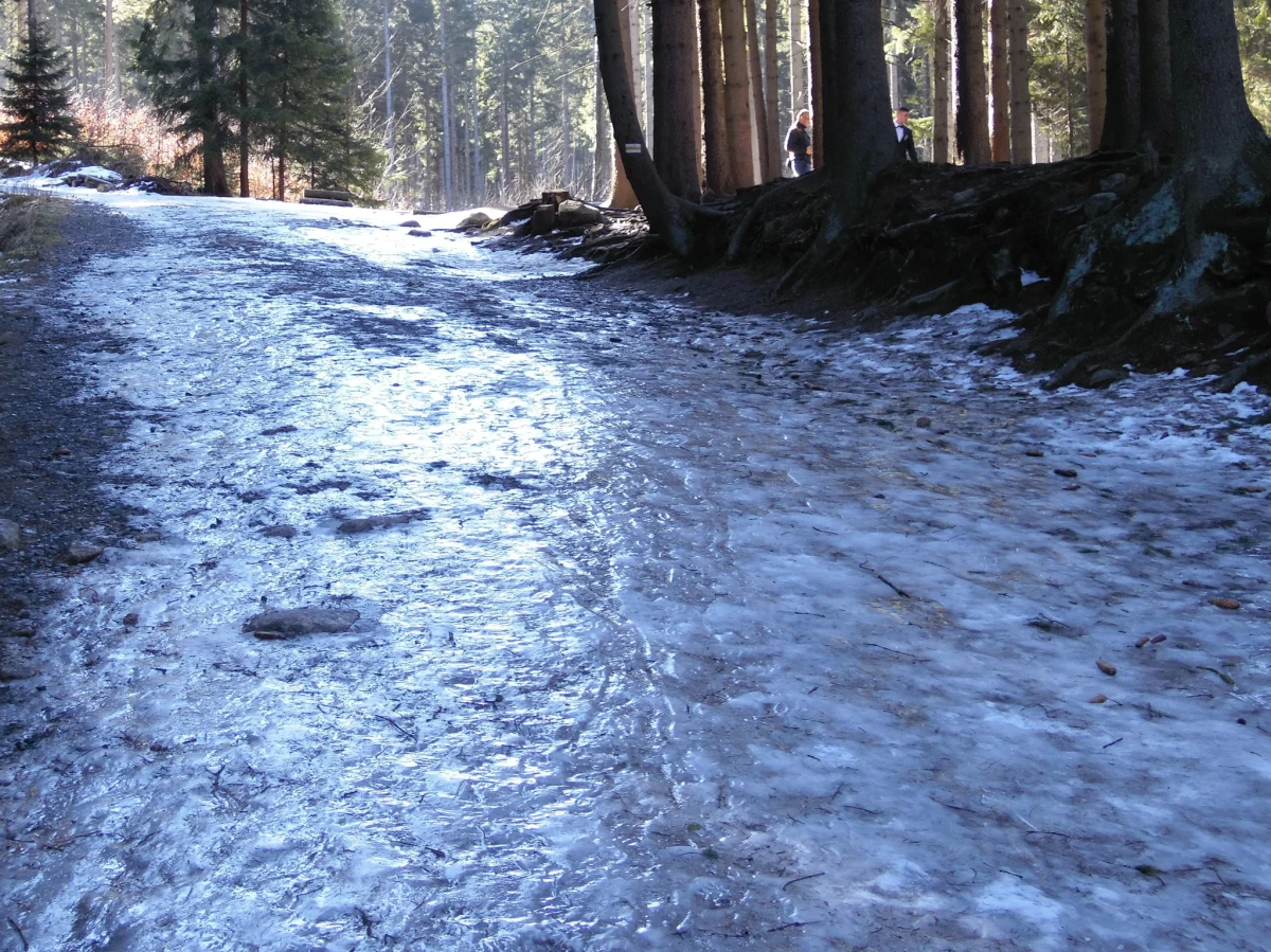 ​Przed nami ostatni weekend tegorocznych ferii zimowych. W Karkonoszach ma upłynąć pod znakiem ochłodzenia i opadów śniegu. Na szlakach jest miejscami bardzo ślisko - przestrzegają goprowcy.