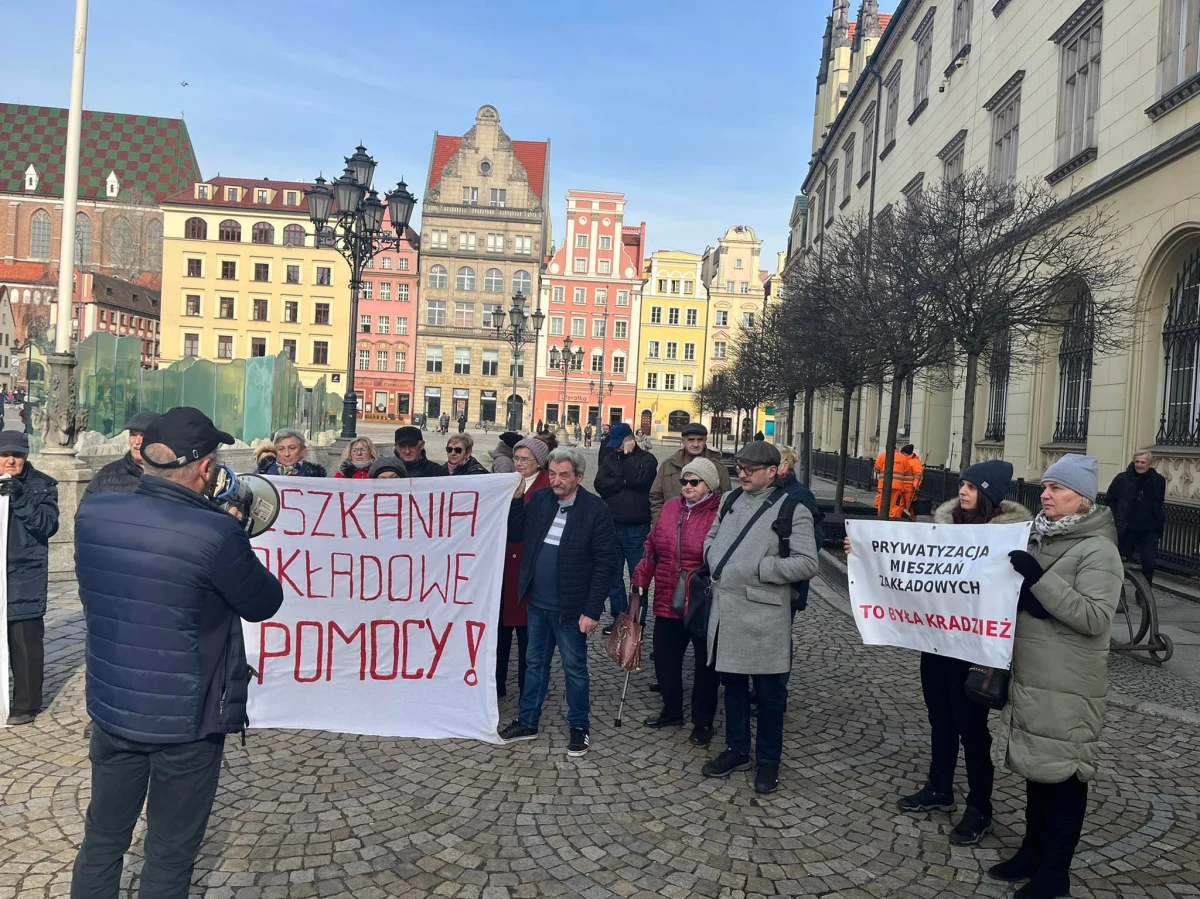 Niech gmina zakończy nasz dramat. Postulują lokatorzy nielegalnie sprywatyzowanych mieszkań zakładowych z Wrocławia. Podkreślają, że samorząd może wykupić lokale i dostać na to miliony złotych dotacji z Banku Gospodarstwa Krajowego.