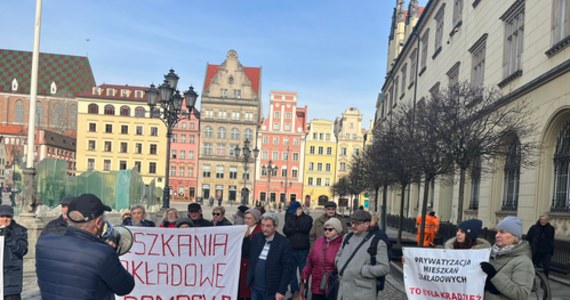 Niech gmina zakończy nasz dramat. Postulują lokatorzy nielegalnie sprywatyzowanych mieszkań zakładowych z Wrocławia. Podkreślają, że samorząd może wykupić lokale i dostać na to miliony złotych dotacji z Banku Gospodarstwa Krajowego.