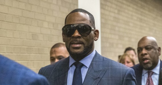 Były gwiazdor R&B R. Kelly został skazany na 20 lat więzienia w związku z dziecięcą pornografią i namawianiem do stosunku seksualnego osoby nieletniej. 