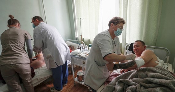 Od roku Rosjanie na terenie Ukrainy popełniają setki zbrodni wojennych. Jedną z nich jest ostrzeliwanie i niszczenie placówek medycznych. Jak poinformował minister zdrowia Ukrainy Wiktor Laszko, od początku rosyjskiej inwazji na Ukrainę zginęło już 106 medyków, z czego 33 w miejscach pracy. Te dane nie obejmują medyków, którzy zostali zmobilizowani i wyruszyli na front. Wiadomo też o 1106 uszkodzonych placówkach należących do służby zdrowia, z czego 174 budynki nie nadają się do renowacji. Jak wygląda praca w szpitalu w kraju ogarniętym wojną? Oleksandr Szczerbyna, ordynator Miejskiego Szpitala Klinicznego Nr 7 w Kijowie opowiada o tym dziennikarce polsko-ukraińskiego portalu internetowego Symvol Media. 