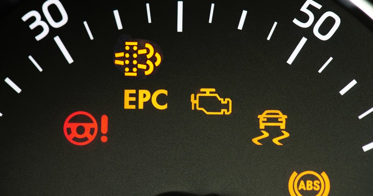 Zaświeciła się ta kontrolka? Najgorsze, co możesz zrobić, to się zatrzymać