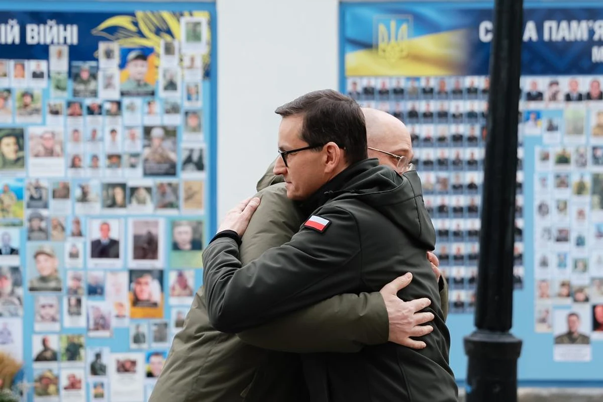 Premier Mateusz Morawiecki przybył do Kijowa, gdzie złożył wieniec przy ścianie pamięci poległych. Dzisiaj przypada pierwsza rocznica rosyjskiej inwazji na Ukrainę. 
