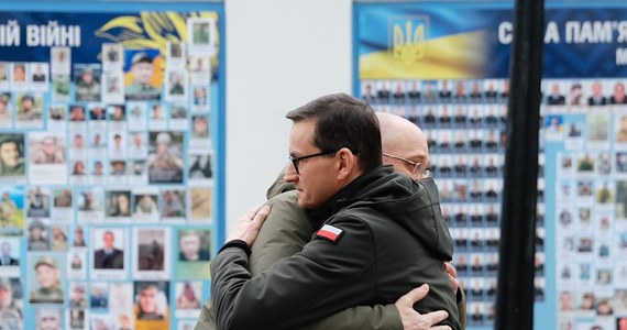 Premier Mateusz Morawiecki przybył do Kijowa, gdzie złożył wieniec przy ścianie pamięci poległych. Dzisiaj przypada pierwsza rocznica rosyjskiej inwazji na Ukrainę. 
