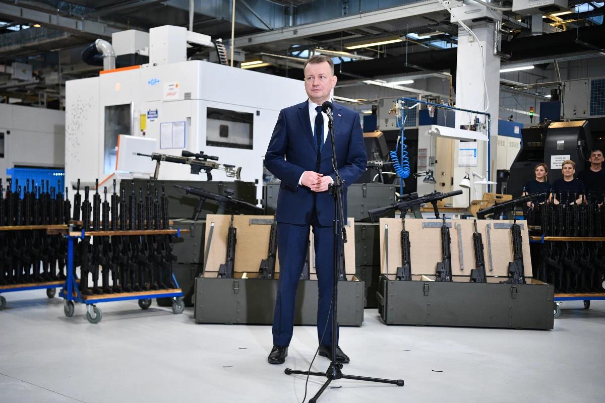 W 2023 r. zatwierdziłem już umowę w sprawie zamówienia karabinków GROT w radomskiej Fabryce Broni Łucznik, w sumie zostało zamówionych niemal 200 tys. karabinków za 2 mld 100 mln zł, dziś na niemal 90 tys. sztuk za 1 mld zł - powiedział w piątek w Radomiu wicepremier szef MON Mariusz Błaszczak.