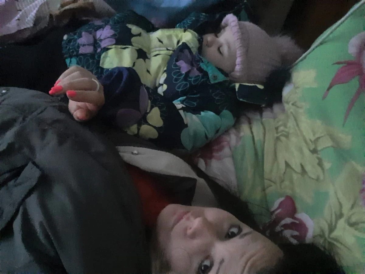 To, że się spotkaliśmy to cud albo oznaka, że ktoś nad nami czuwał. Minął rok, od kiedy poznałem Wiktorię i jej dwie kilkuletnie córki. Razem ruszyliśmy w podróż do Polski. Dla mnie był to powrót do domu, dla nich - ucieczka do bezpiecznego miejsca. Dziewczyny są bezpieczne i to jest w tej historii najważniejsze. Znalazły schronienie w Małopolsce, ale sercem wciąż są w rodzinnej Białej Cerkwii, niewiele ponad 80 kilometrów na południe od Kijowa. Ich opowieść o 24 lutego 2022 roku można by podzielić między setki tysięcy matek, które dla bezpieczeństwa swoich dzieci uciekały przed zagrożeniem. To pokazuje, że na rosyjskiej inwazji na kraj naszych sąsiadów, podobnie zresztą jak na każdej wojnie, najbardziej cierpią najbardziej niewinni, zwykli ludzie. Zacznijmy jednak od początku. 