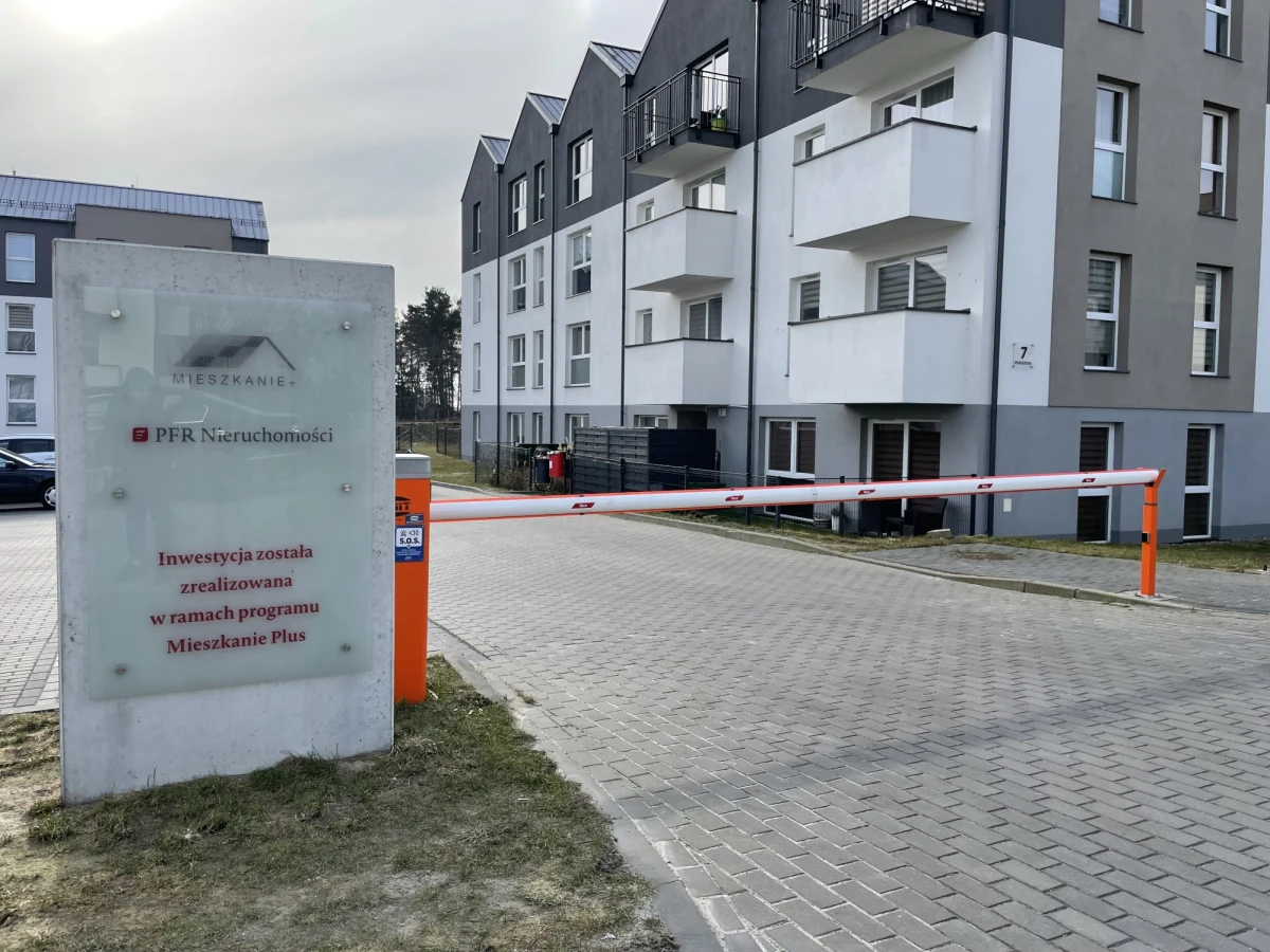 Nie ma formalnych przeszkód do zorganizowania takiego spotkania - tak Polski Fundusz Rozwoju Nieruchomości odpowiada na pytania RMF FM w sprawie mieszkańców osiedla przy ul. Puszczyka w Gdyni. To jedyne w Trójmieście budynki, które powstały w ramach programu Mieszkanie Plus. Ich mieszkańcy czują się oszukani, bo - jak opisują - udział w programie jest o wiele droższy niż to, co im obiecano, a przedstawiciele PFR Nieruchomości nie chcą się z nimi spotkać.

