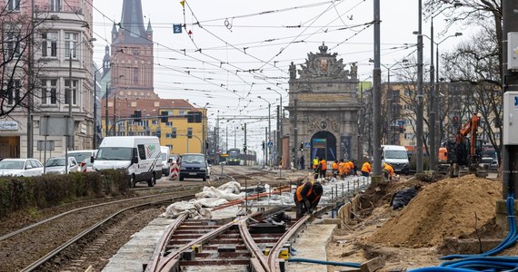 W ten weekend z uwagi na zaplanowane prace na torowisku tramwajowym wstrzymany zostanie ruch tramwajowy na Placu Zwycięstwa w Szczecinie. Do południa obowiązywać będą zmiany w rozkładzie komunikacji miejskiej.


