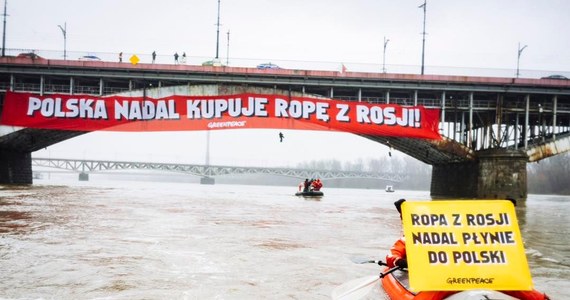 Na moście Poniatowskiego trwa protest aktywistów z Greenpeace, którzy wywiesili ogromny baner z napisem "Polska nadal kupuje ropę z Rosji", wypłynęli na Wisłę w pontonach, a część z nich zwisa na linach z przeprawy. Policja prowadzi z nimi negocjacje, żeby wrócili na most ze względów bezpieczeństwa.