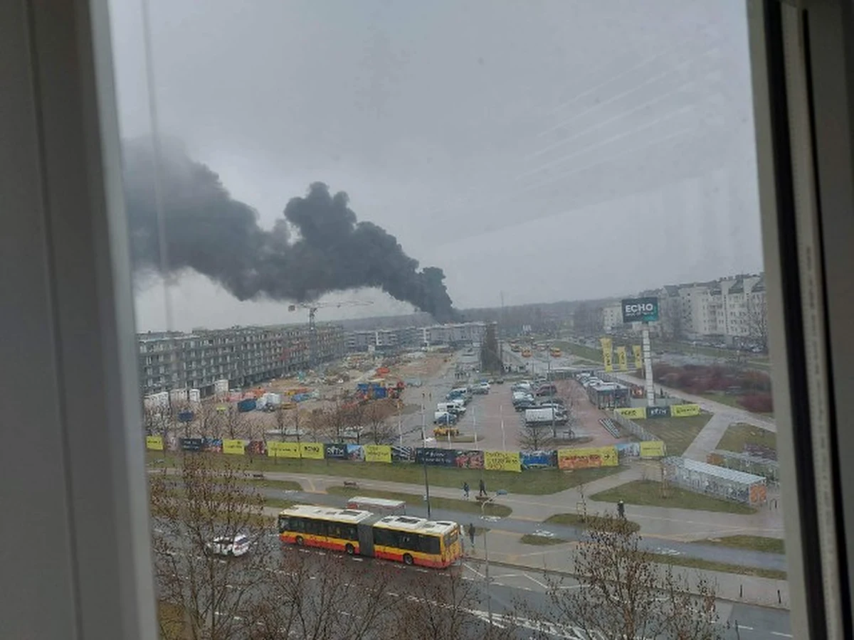 Pożar na budowie osiedla po dawnym TESCO na Kabatach. Ogień pojawił się na dachu jednego z bloków przy ul. Iwanowa-Szajnowicza. Na szczęście nikomu nic się nie stało. 