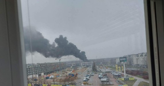 Pożar na budowie osiedla po dawnym TESCO na Kabatach. Ogień pojawił się na dachu jednego z bloków przy ul. Iwanowa-Szajnowicza. Na szczęście nikomu nic się nie stało. 