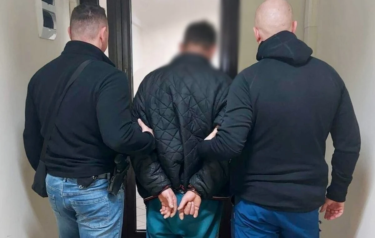 Nawet dożywocie grozi 40-letniemu mieszkańcowi gminy Czarnków (woj. wielkopolskie), który wjechał samochodem w bramę swoich sąsiadów, zaatakował ich młotkiem i groził małoletniej córce sąsiadów, po czym zaatakował swojego ojca i próbował go wypchnąć przez okno.